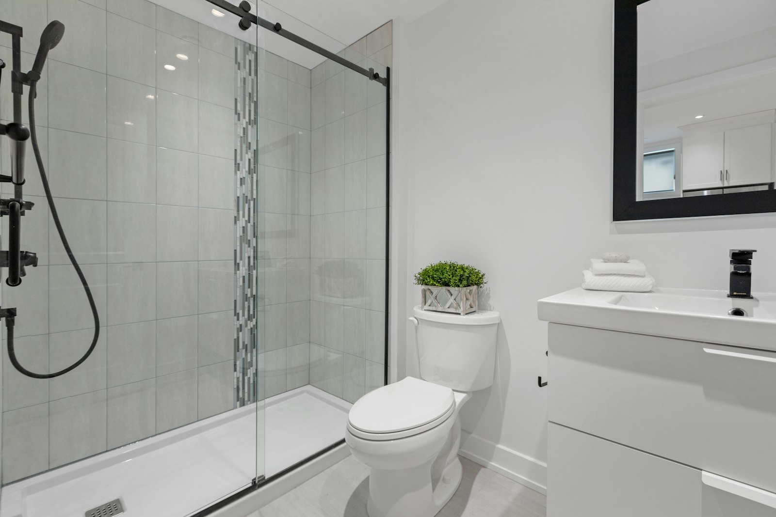 Espejo y mampara de vidrio en un baño moderno