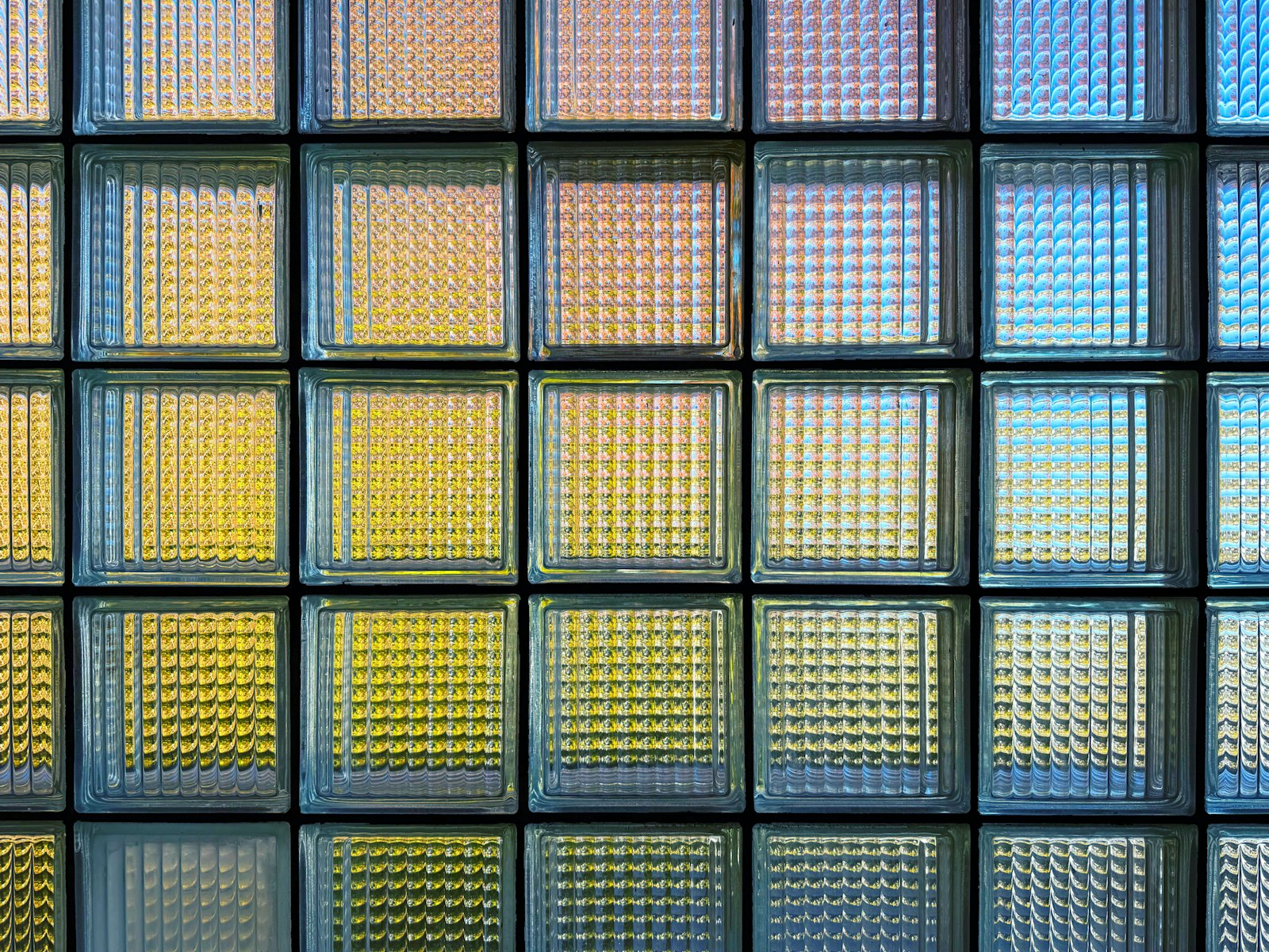 Muro de ladrillos de vidrio atravesado por la luz