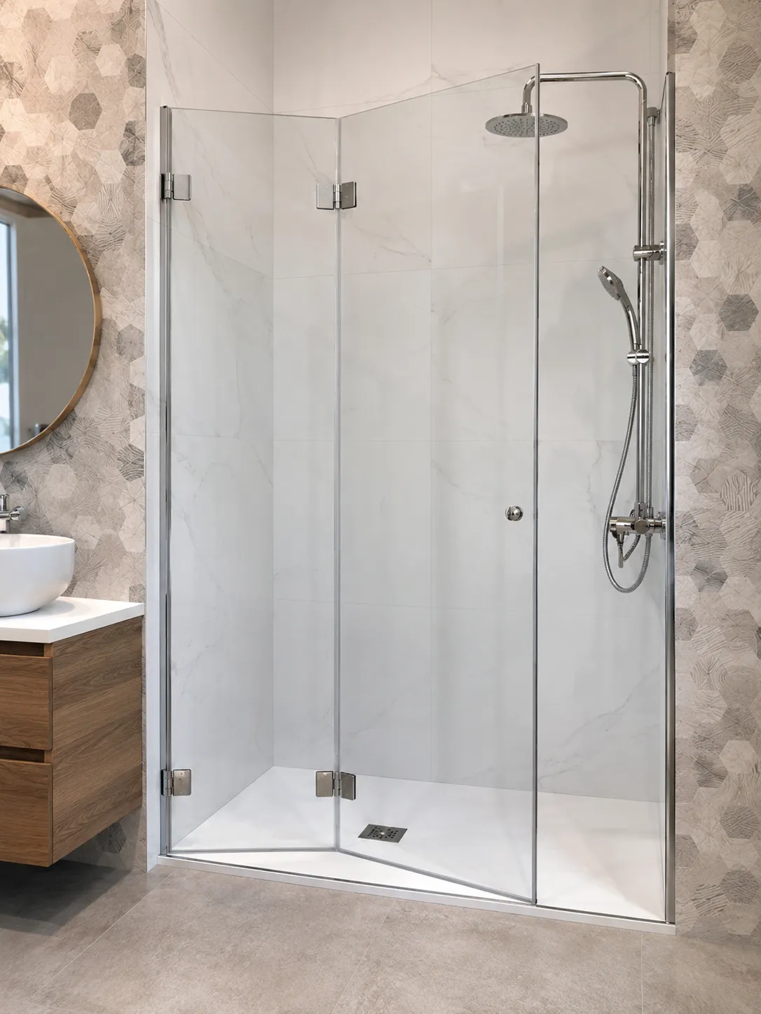 Mampara plegadiza bi-fold en un baño pequeño