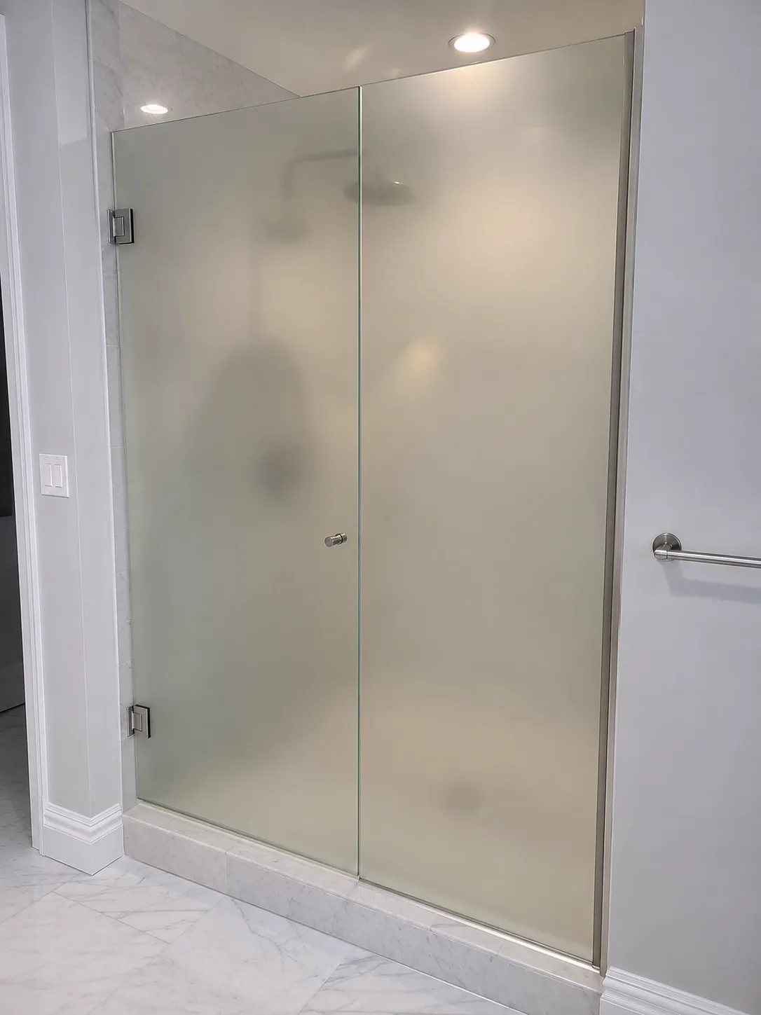 Mampara con puerta en cristal opaco