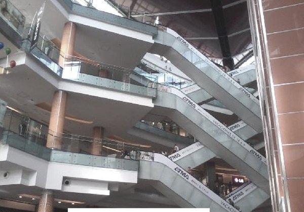 Escaleras del Shopping DOT